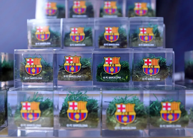 CLB Barcelona trưng bày từng hộp cỏ để bán - Ảnh: THE SUN