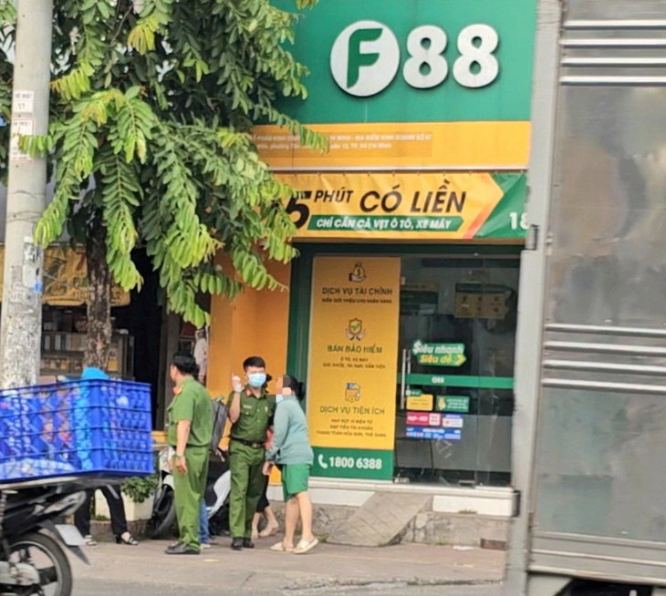 Chiều 9-1, lực lượng chức năng đưa B.T.T.T. (36 tuổi, ngụ quận 8) đến cửa hàng F88 trên đường Phan Văn Hớn (phường Tân Thới Nhất, quận 12) để phục vụ công tác điều tra - Ảnh: B.H.