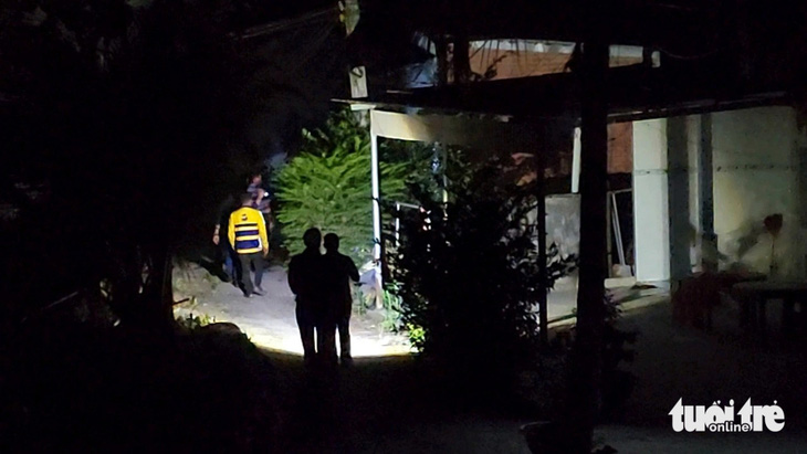 Lực lượng chức năng rọi đèn tìm kiếm nghi phạm - Ảnh: NGỌC KHẢI