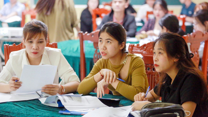 Công nhân hồ hởi trong lớp học ngoại ngữ miễn phí ngay giữa khu công nghiệp tại Thái Nguyên - Ảnh: HÀ QUÂN