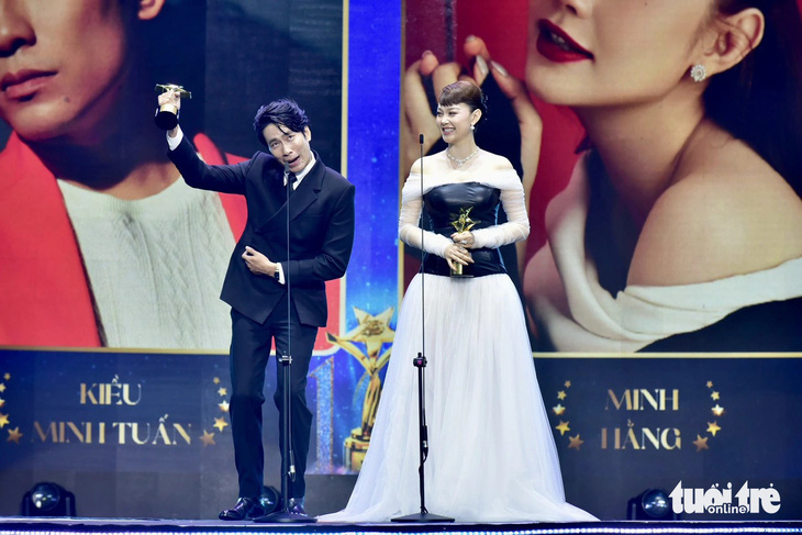 Diễm My 9X và ông Lâm Chí Thiện - trưởng ban tổ chức - trao giải Nam, Nữ diễn viên được yêu thích nhất (điện ảnh) cho Kiều Minh Tuấn và Minh Hằng - Ảnh: T.T.D.