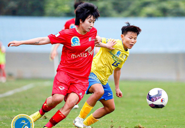 Bích Thùy (phải) trong trận đấu với Phong Phú Hà Nam ở Giải nữ VĐQG - Thái Sơn Bắc 2023 - Ảnh: VFF