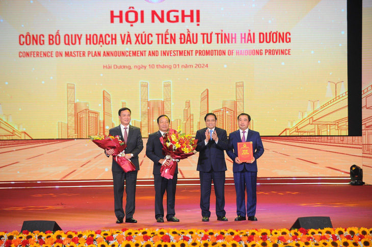 Thủ tướng Chính phủ Phạm Minh Chính trao quyết định phê duyệt quy hoạch tỉnh Hải Dương thời kỳ 2021-2030, tầm nhìn đến năm 2050 cho lãnh đạo tỉnh Hải Dương - Ảnh: H.D.