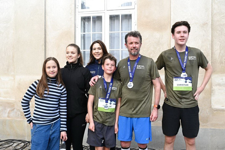 Thái tử Frederik và gia đình sau khi tham gia cuộc chạy Royal Run 10km vào năm 2022. Đây là một sáng kiến của thái tử có từ năm 2018 và được rất nhiều người Đan Mạch hưởng ứng - Ảnh: Avisen.dk