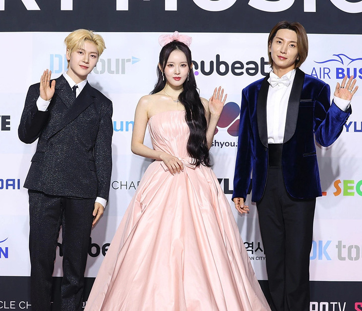 Bộ ba MC của lễ trao giải (từ trái sang): Seok Matthew, Si Eun, Leeteuk - Ảnh: SPOTV News.