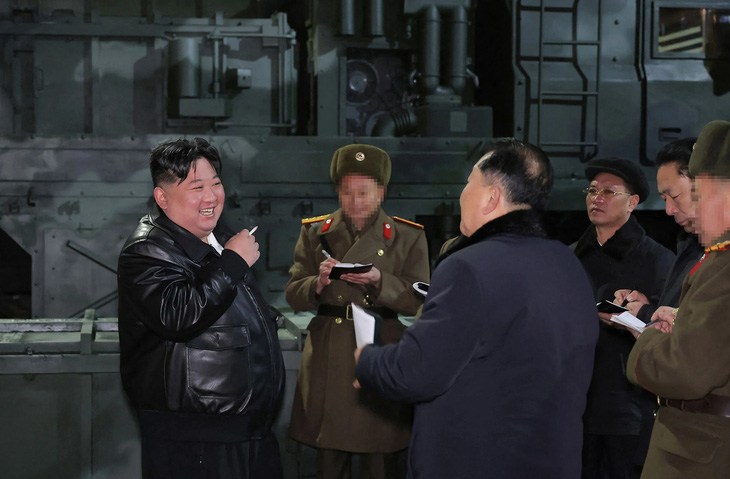 Lãnh đạo Triều Tiên Kim Jong Un (bìa trái) thị sát một số nhà máy sản xuất vũ khí lớn hôm 8 và 9-1 - Ảnh: KCNA