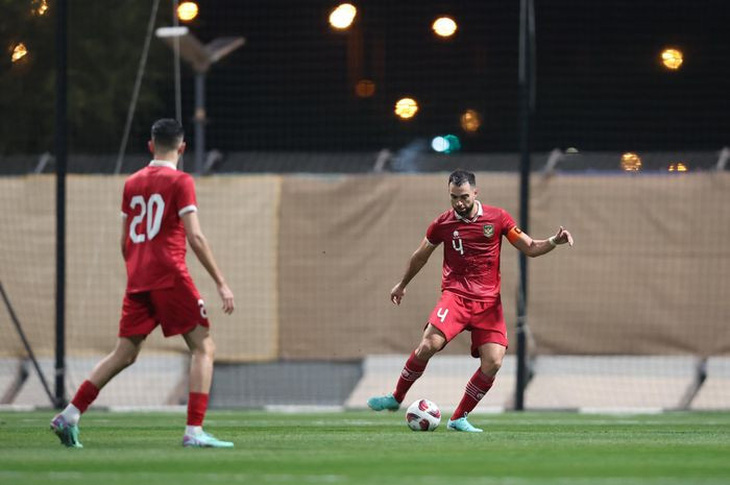 Jordi Amat (phải) trong trận thua trước Iran - Ảnh: PSSI