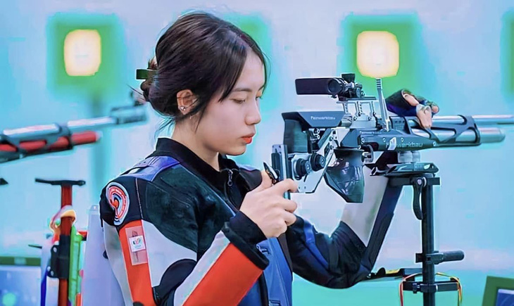 Nữ xạ thủ sinh năm 2003 Lê Thị Mộng Tuyền giành suất dự Olympic Paris 2024 thứ 2 cho đội tuyển bắn súng Việt Nam - Ảnh: SFS