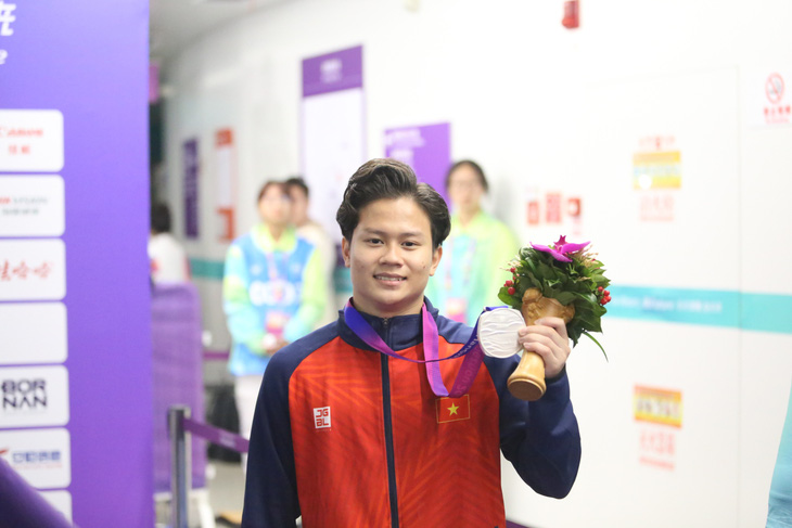 VĐV thể dục dụng cụ Nguyễn Văn Khánh Phong xuất sắc giành huy chương bạc ở Asiad 19 - Ảnh: HUY ĐĂNG