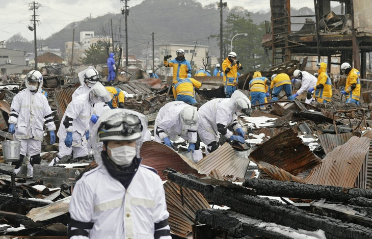 Cảnh sát tiến hành tìm kiếm quy mô lớn tại chợ Morning Wajima, nơi đã bị hỏa hoạn thiêu rụi sau trận động đất ở Wajima, tỉnh Ishikawa, hôm 9-1 - Ảnh: KYODO