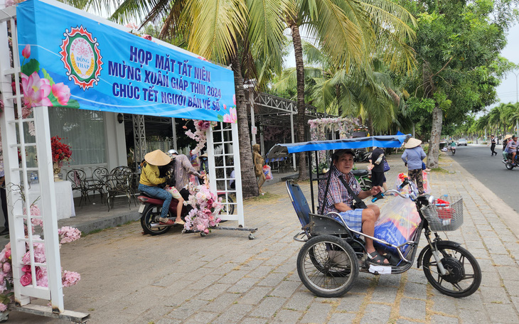 Tặng 230 phần quà và mời người bán vé số ăn nhà hàng   - Ảnh 3.