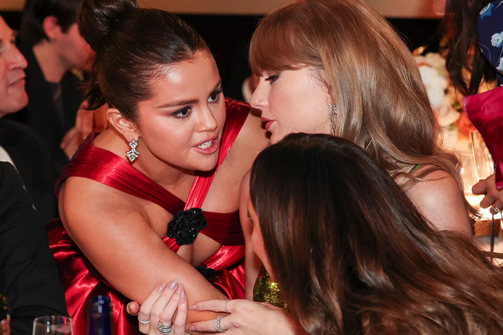 Selena Gomez và Taylor Swift tại Quả cầu vàng 2024 - Ảnh: Golden Globes