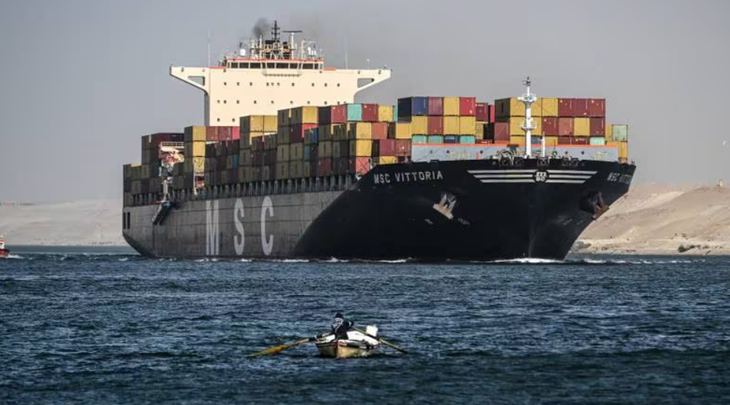 Một tàu hàng đi qua kênh đào Suez, hướng đến Biển Đỏ - Ảnh: EPA