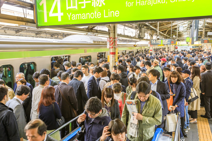 Kẻ gian ở Nhật lợi dụng những chuyến tàu đông đúc để sàm sỡ phụ nữ - Ảnh: SHUTTERSTOCK