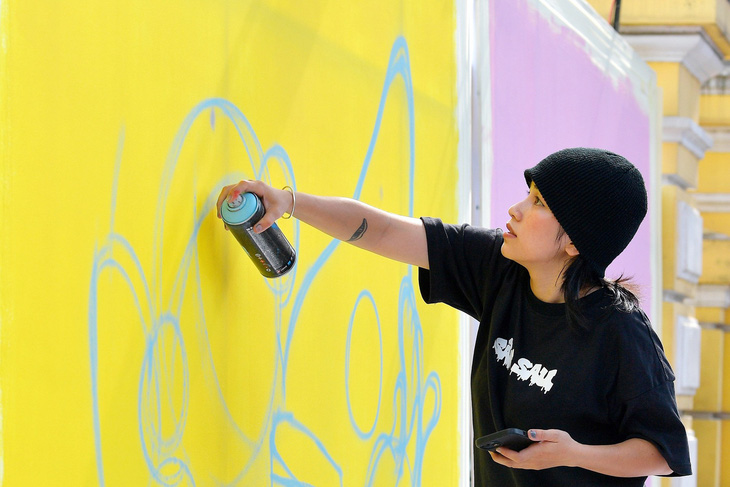 Thảo Xeko đang thực hiện bức tranh graffiti của mình ở một sự kiện cộng đồng tại TP.HCM - Ảnh: LINH ĐINH