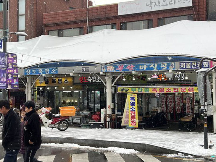 Một số nhà hàng bán thịt chó ở chợ Moran, tỉnh Gyeonggi đã chuyển bảng hiệu sang bán thịt dê hôm 9-1 - Ảnh: JOONGANG