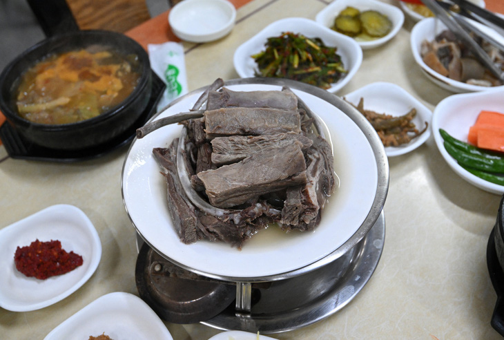 Quán thịt chó của bà Choi Tae Yeon nằm trong con hẻm ở chợ Chilseong, thành phố Daegu, Hàn Quốc - Ảnh: AFP