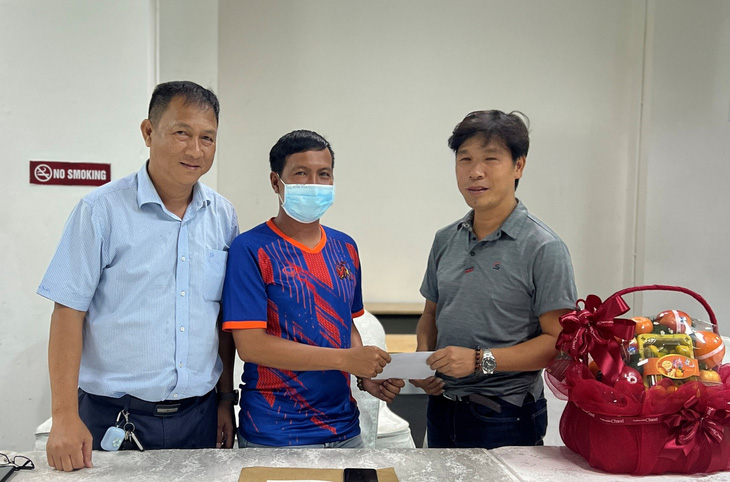 Đại diện đội bóng Lão tướng doanh nhân Quảng Ngãi (bìa phải) động viên trọng tài Tuấn Kiệt (giữa) - Ảnh: QUANG THỊNH