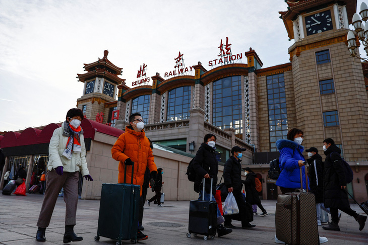 Người dân bên ngoài Ga xe lửa Bắc Kinh trong kỳ &quot;Xuân vận&quot; về nhà ăn tết tháng 1-2023. Ảnh: Reuters