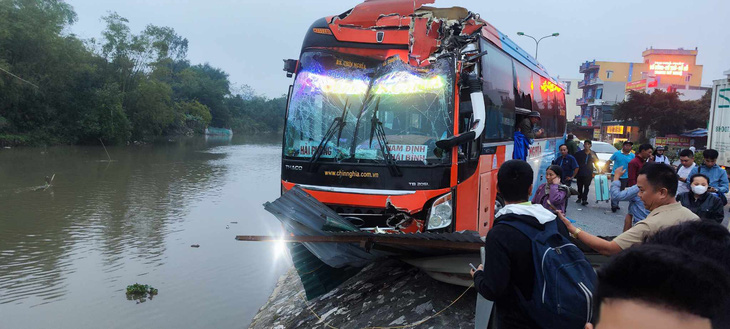 Hiện trường vụ tai nạn xe khách suýt lao xuống sông tại Thái Bình ngày 10-1 - Ảnh: Q.VĂN