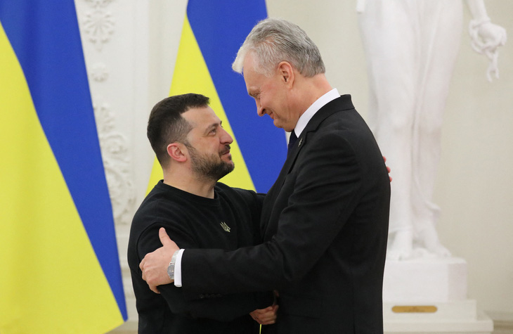 Ông Zelensky bắt tay Tổng thống Lithuania Gitanas Nauseda, ngày 10-1-2024 - Ảnh: AFP