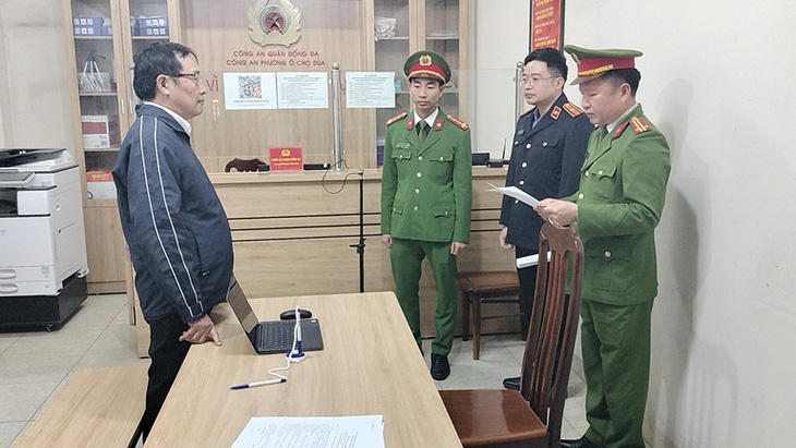 Cơ quan cảnh sát điều tra công an tỉnh thi hành lệnh bắt tạm giam đối với Vũ Hồng Giang - Ảnh: Công an tỉnh Hải Dương