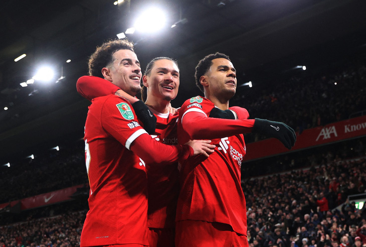 Từ trái sang: Jones, Nunez và Gakpo cùng nhau lập công cho Liverpool - Ảnh: REUTERS