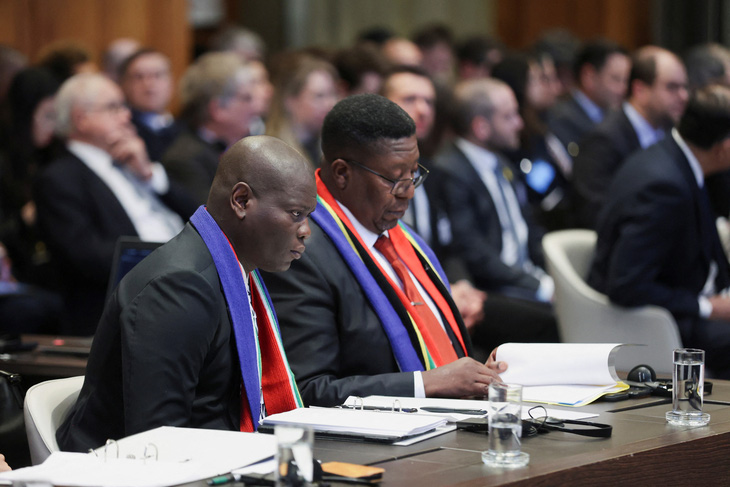 Các đại diện Nam Phi tại Tòa Công lý quốc tế (ICJ) ở The Hague, Hà Lan ngày 11-1 - Ảnh: REUTERS