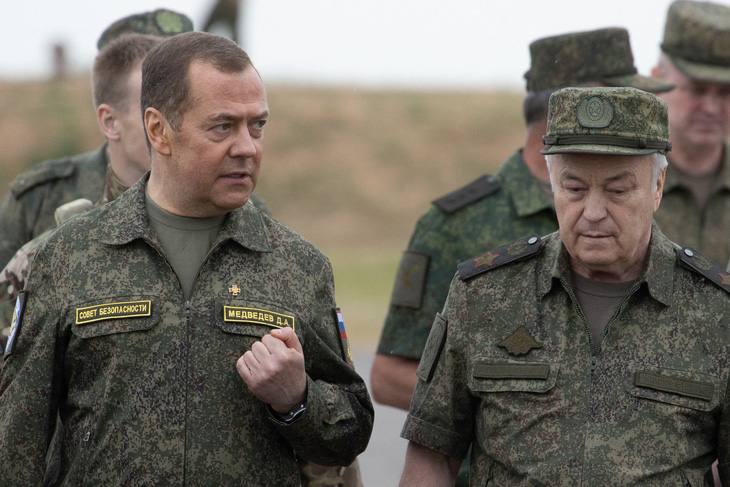 Cựu tổng thống Nga Dmitry Medvedev trong chuyến thăm khu vực Volgograd ở miền nam nước này đầu năm 2023 - Ảnh: AFP