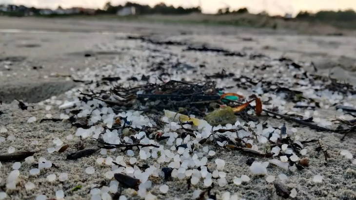 Hạt nhựa trôi dạt vào bờ biển khu vực tự trị Galicia tại bãi biển Seiras, Porto do Son, A Coruña, Tây Ban Nha hôm 9-1 - Ảnh: THE MIRROR
