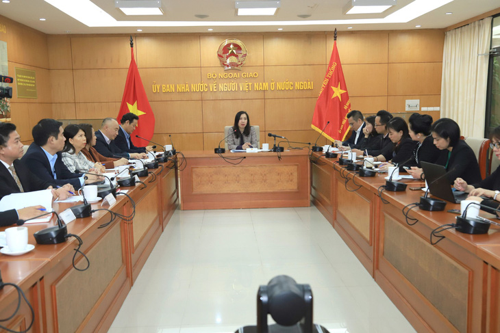 Thứ trưởng Bộ Ngoại giao Lê Thị Thu Hằng, chủ nhiệm Ủy ban Nhà nước về người Việt Nam ở nước ngoài, chủ trì cuộc gặp gỡ báo chí sáng 11-1 tại Hà Nội - Ảnh: TRẦN THƯỜNG
