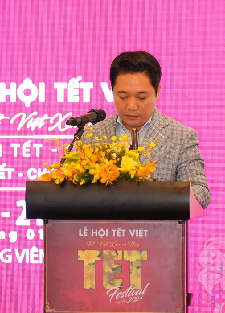 Ông Lê Trương Hiền Hòa, Phó Giám đốc Sở Du lịch TP.HCM, Trưởng Ban Tổ chức Lễ hội Tết Việt 2024 phát biểu tại họp báo