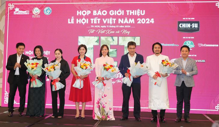 Ban tổ chức Lễ hội Tết Việt tặng hoa cho các Nhà tài trợ