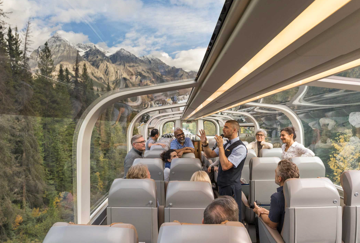 Du khách bên trong tàu Rocky Mountaineer ngắm nhìn dãy núi Rockies - Ảnh: BUSINESS JET TRAVELER