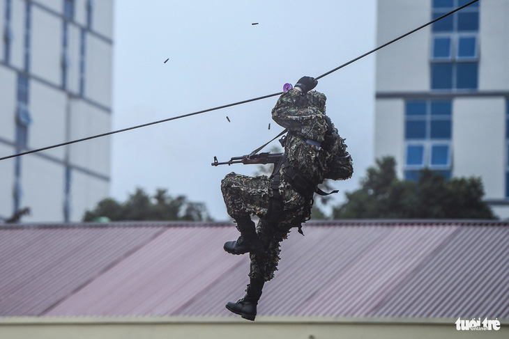 Xem cảnh sát gìn giữ hòa bình của Bộ Công an diễn tập bảo vệ yếu nhân, giải cứu con tin- Ảnh 13.