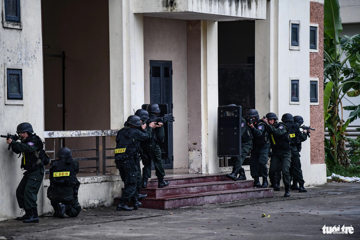Xem cảnh sát gìn giữ hòa bình của Bộ Công an diễn tập bảo vệ yếu nhân, giải cứu con tin- Ảnh 15.
