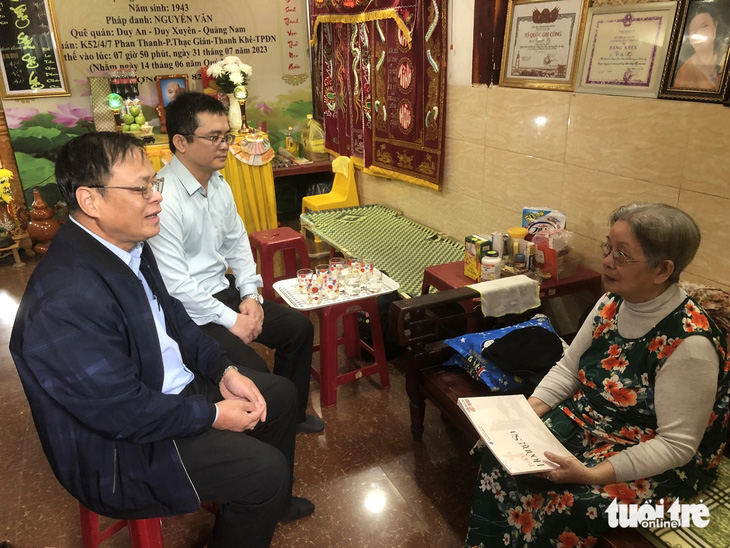 Ông Võ Ngọc Đồng - chủ tịch UBND huyện Hoàng Sa (bên trái) và ông Lê Tiến Công - giám đốc Nhà trưng bày Hoàng Sa (giữa) đã đến thắp hương và thăm người nhà ông Trần Văn Hảo - Ảnh: MỸ DUNG