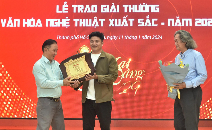Họa sĩ Phùng Quảng Đông nhận giải thưởng - Ảnh: TẤN THẠNH
