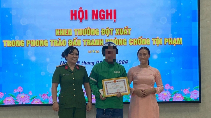 Tài xế Grab T.N.T. được UBND phường 14, quận Bình Thạnh khen thưởng vì có thành tích xuất sắc trong phong trào đấu tranh, phòng chống tội phạm - Ảnh: Q.BT.