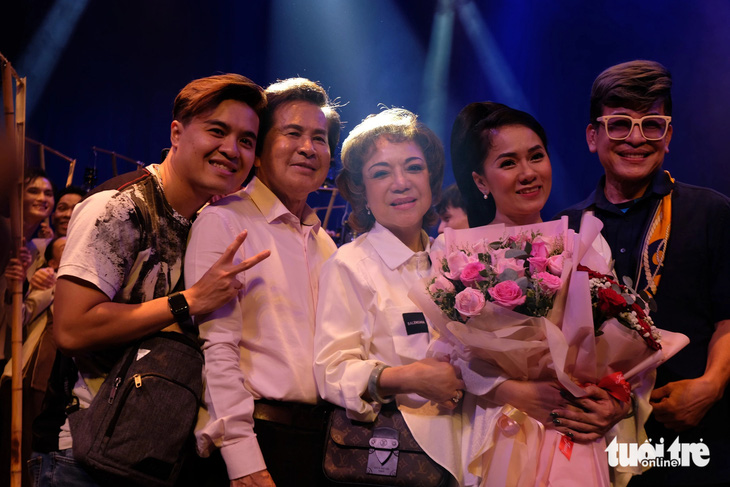 Từ trái qua, ca sĩ Hoài Anh Kiệt, nghệ sĩ Hoài Thanh, Đỗ Quyên và MC Thanh Bạch (bìa phải) chúc mừng nghệ sĩ Thy Nhung (thứ 2, từ phải qua) - Ảnh: LINH ĐOAN