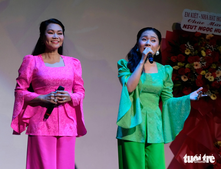 Thy Nhung (bìa phải) song ca cùng Ngọc Huyền trong minishow Trăm năm lữ khách - Ảnh: LINH ĐOAN