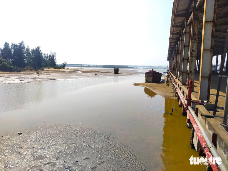 Cảnh bồi lấp tại cảng cá Xuân Hội (huyện Nghi Xuân, tỉnh Hà Tĩnh) - Ảnh: LÊ MINH