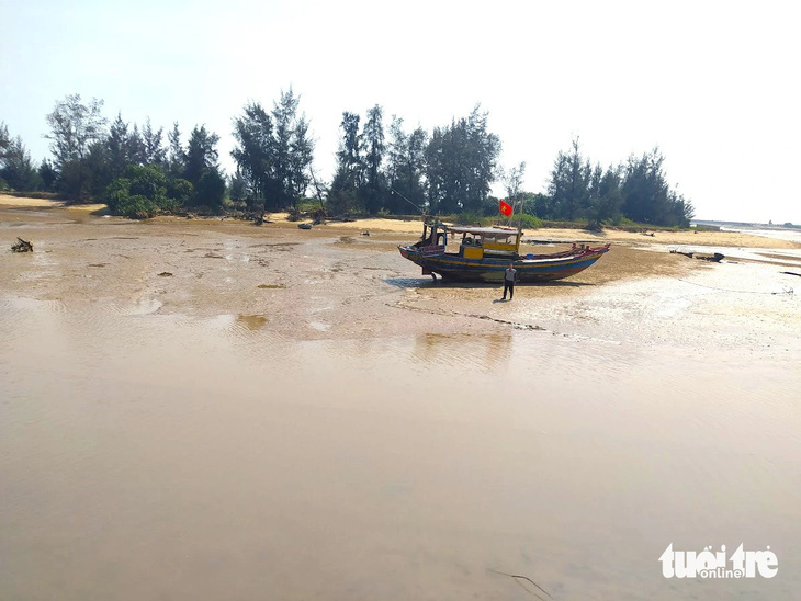 Khu vực cảng cá Xuân Hội bị bồi lấp nên thuyền ngư dân phải đợi thủy triều lên mới có thể ra khơi - Ảnh: LÊ MINH
