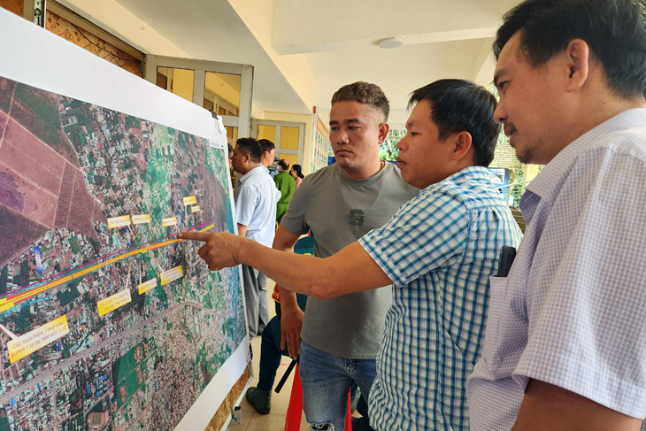 Người dân có đất giải tỏa ở dự án cao tốc Biên Hòa - Vũng Tàu đang xem tuyến dự án - Ảnh: H.M.