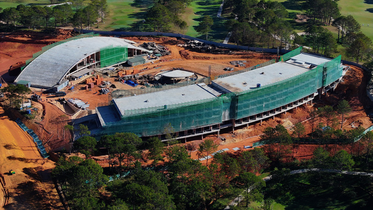 2 khối công trình tòa nhà Câu lạc bộ Golf Đồi Cù Đà Lạt xây dựng trái phép - Ảnh: M.V.