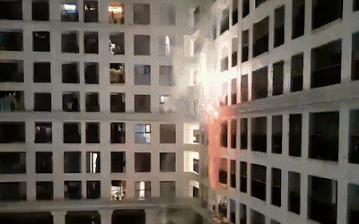 Thót tim cảnh người dân đốt pháo hoa ở ban công chung cư cao tầng