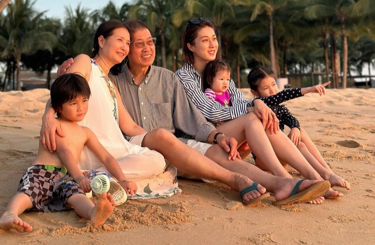 フーコックビーチにいるチョン・ギア・ハンの家族 - 写真: Instagram/Linda Chung