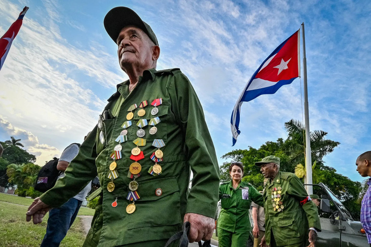Các cựu chiến binh Cuba tham gia buổi diễu hành kỷ niệm 65 năm ngày lãnh tụ Fidel Castro cùng đoàn quân cách mạng tiến vào thủ đô Havana (8-1-1959) và lật đổ chế độ độc tài Fulgencio Batista - Ảnh: Adalberto Roque/AFP