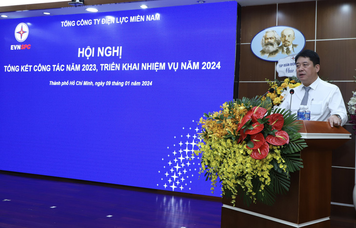 Tổng giám đốc EVN Nguyễn Anh Tuấn đánh giá cao nỗ lực và thành quả đạt được của EVNSPC trong năm 2023 - Ảnh: Công ty