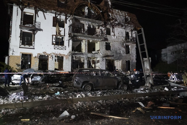 Hiện trường vụ tên lửa đánh trúng một khách sạn ở thành phố Kharkov khiến 13 người bị thương hôm 11-1 - Ảnh: UKRINFORM